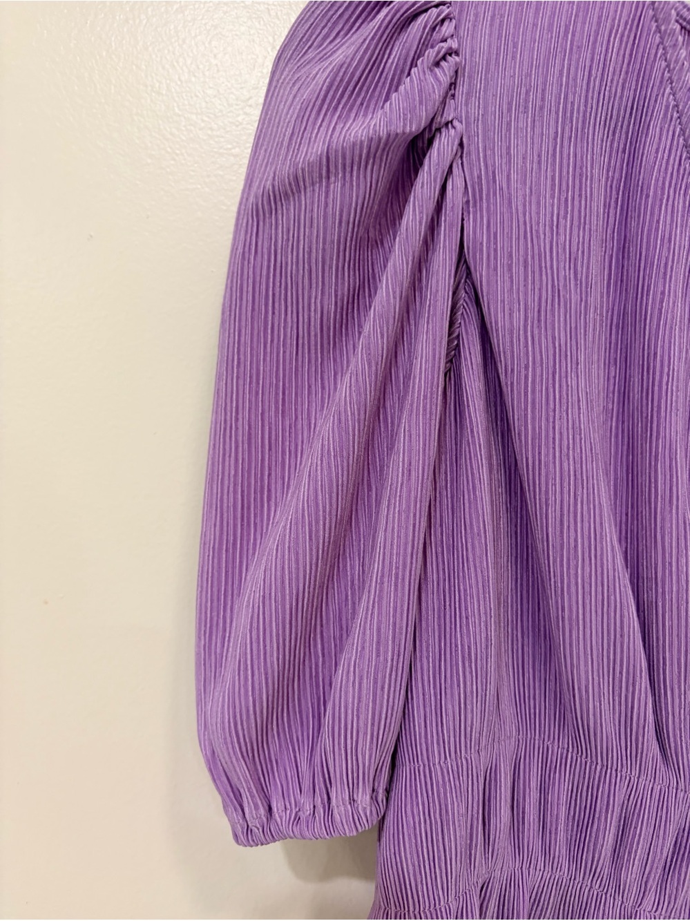Mango plissé tie-up top w/ short puff sleeves and an elastic waist. - Picture 8 of 9